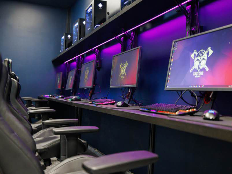 bilde av en rekke med pc skjermer