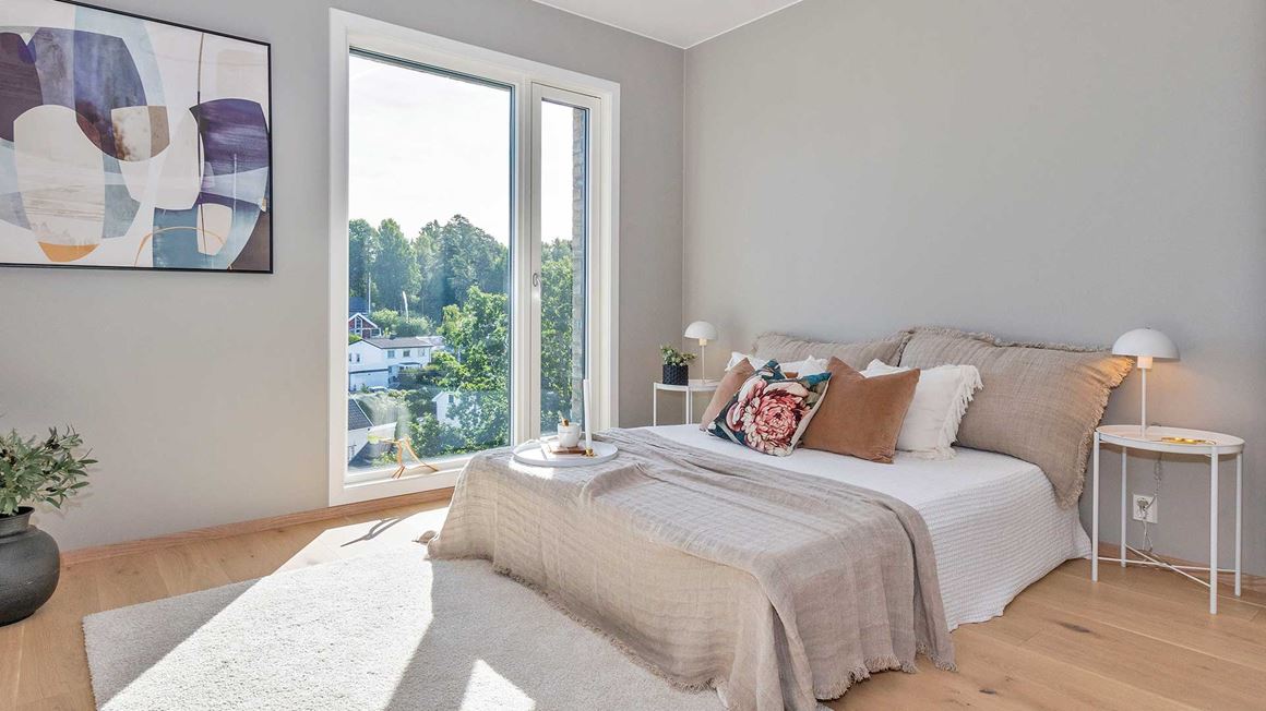 Lyst og luftig hoved soverom med stort vindu og eget bad.