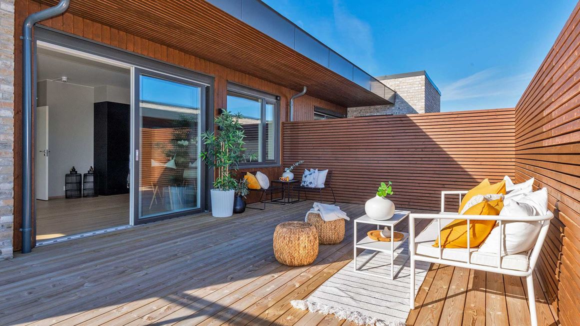 Stor takterrasse på hele 31 m2, med plass til både lounge og spisegruppe. Her har du også god plass til beplanting.