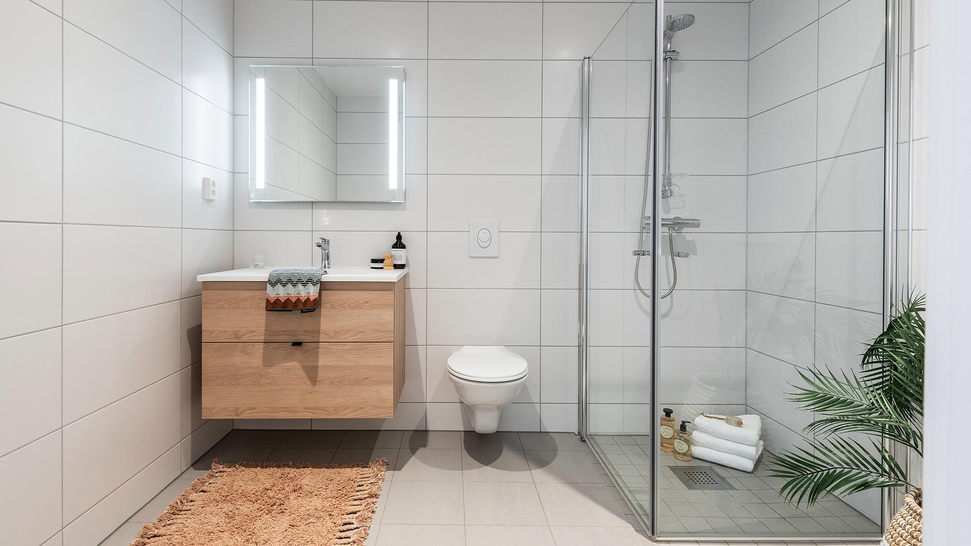 Lekkert bad med varmekabler og opplegg for vaskemaskin