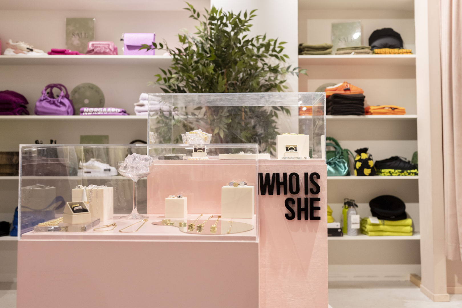 Interiøret til en rosa butikk