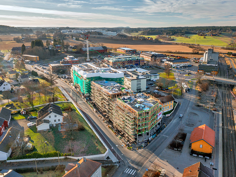 Luftfoto av Vestby sentrum i solnedgang, med byggingen av boligprosjekt i midten. Foto til artikkel om økt boligsalg hos Thon Eiendom under koronakrisen.