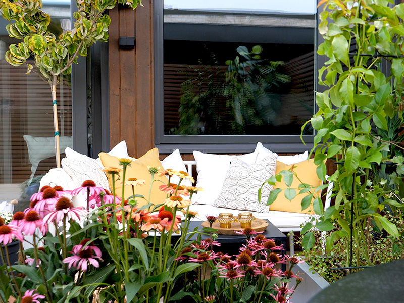 Balkong med sittegruppe og planter. Foto til artikkel om balkonghage