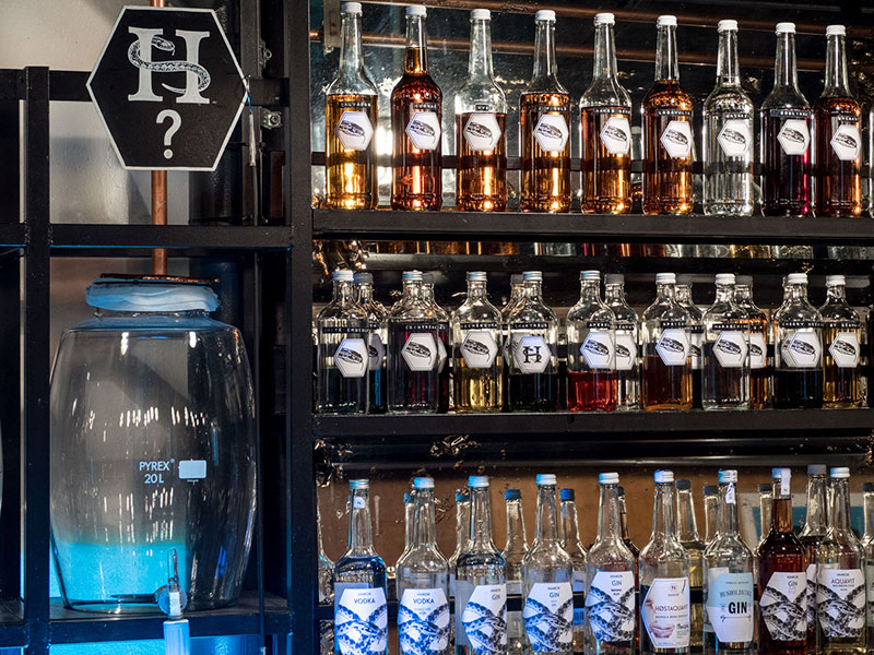 Bildet viser flasker i baren på utestedet Himkok i Oslo. Himkok er kåret til en av verdens beste cocktailbarer.