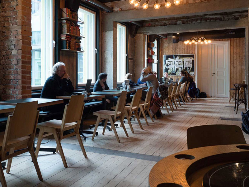 En annerledes kontorplass: I biblioteket blant spillbord og antikke lamper er det mange som finner arbeidsroen.