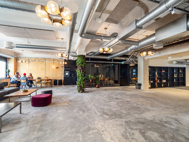 Bildet viser et moderne og stilfullt kontorlokale. 