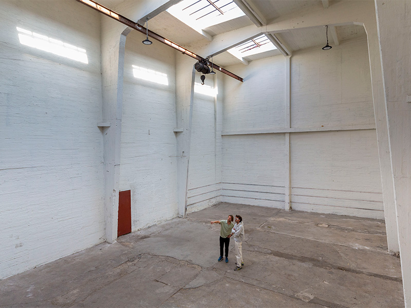 Peik Elias og Rasmus Gaare i et tomt lokal