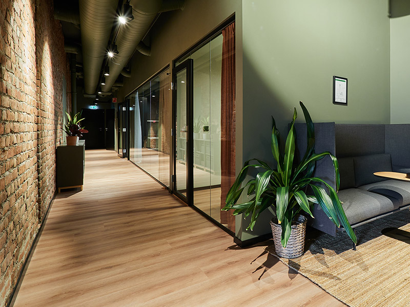  Ofte er vegger av teglstein gjemt bak paneler. Vi har flere eldre bygårder og finner mange «skjulte skatter» når lokaler strippes for oppgradering. Foto: Thon Eiendom