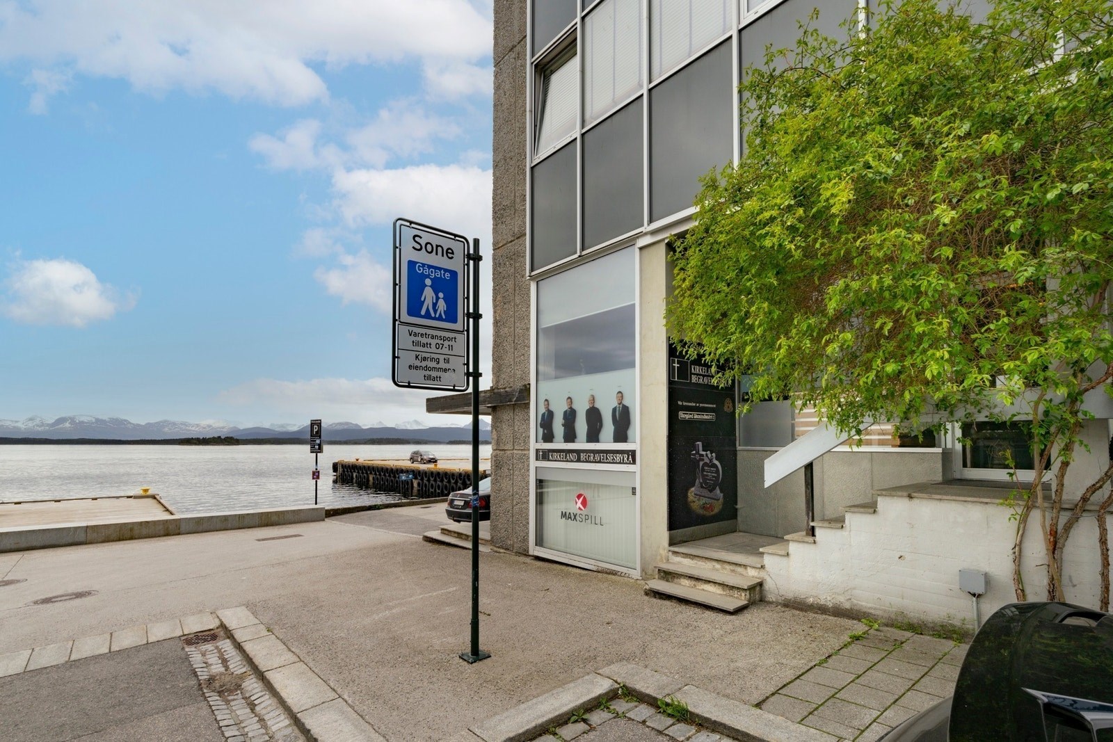 Det er to innganger til lokalet