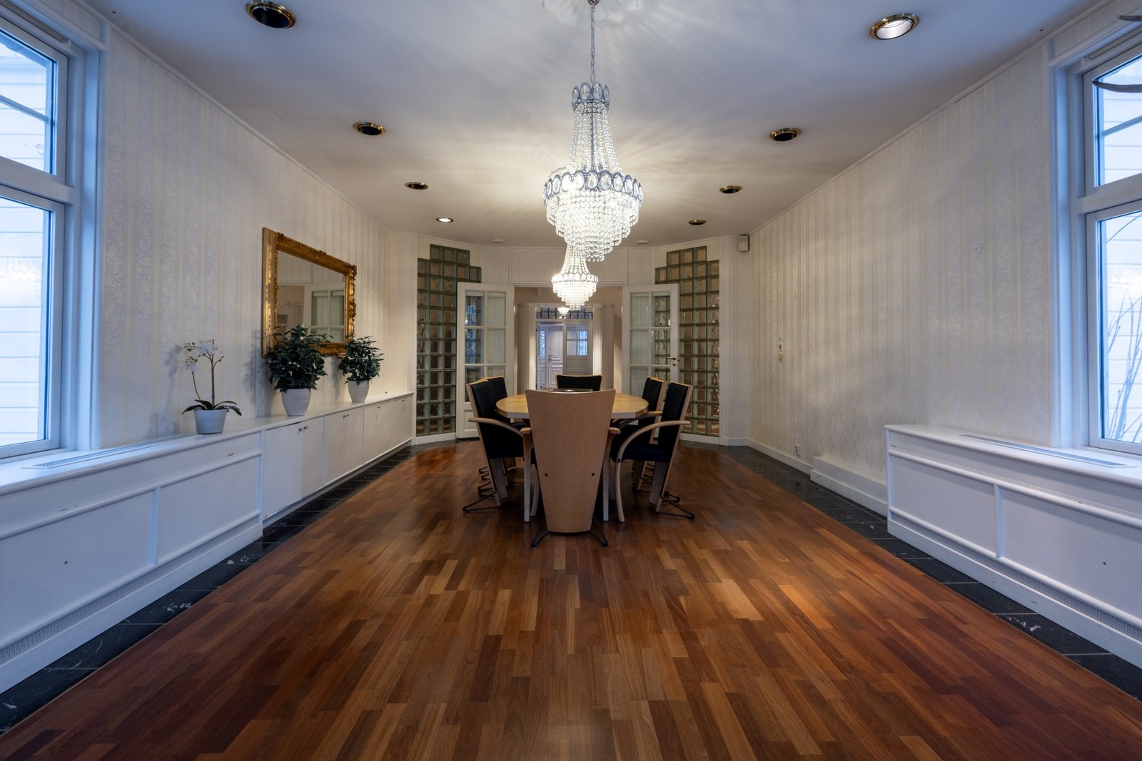 Samme møterom sett fra annen vinkel, med god romfølelse og plass til større møteoppsett.