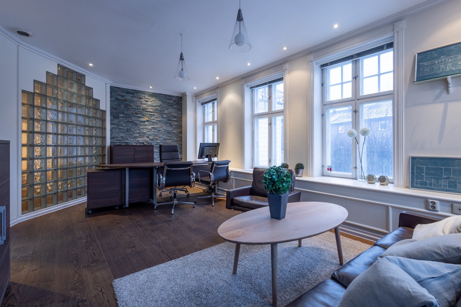 Romslig kontorrom med god plass til arbeidsstasjon og god romfølelse.