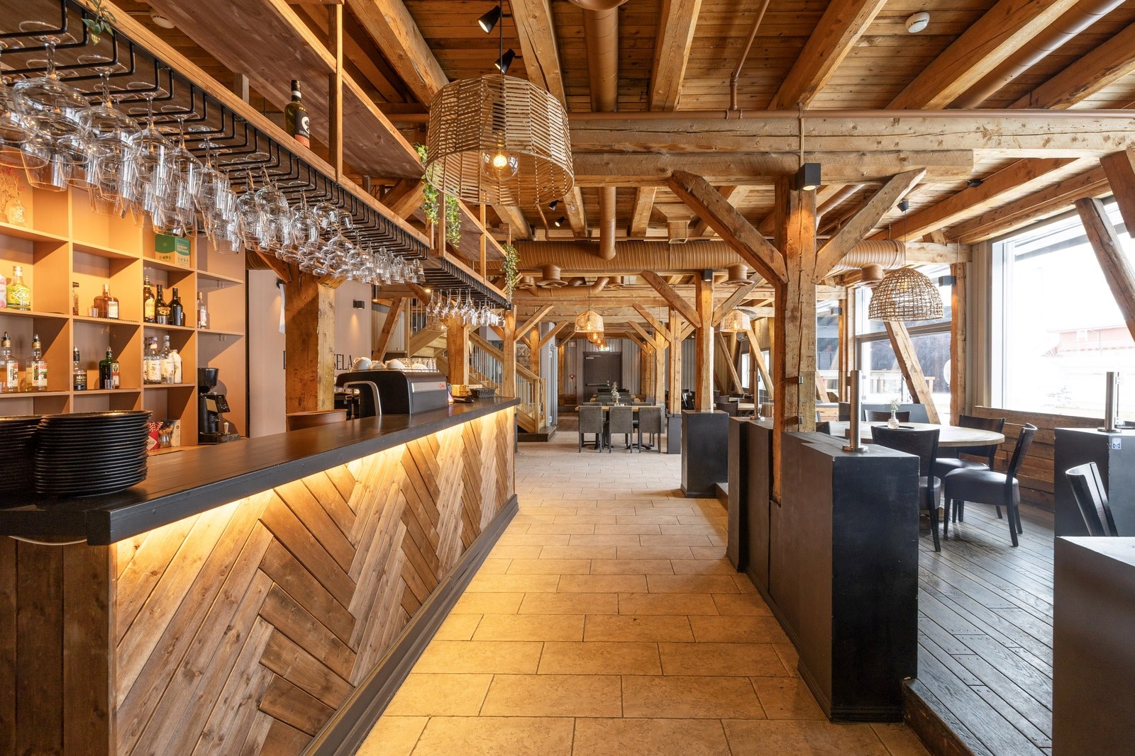 Lunt sitteområde med nærhet til serveringsdisk