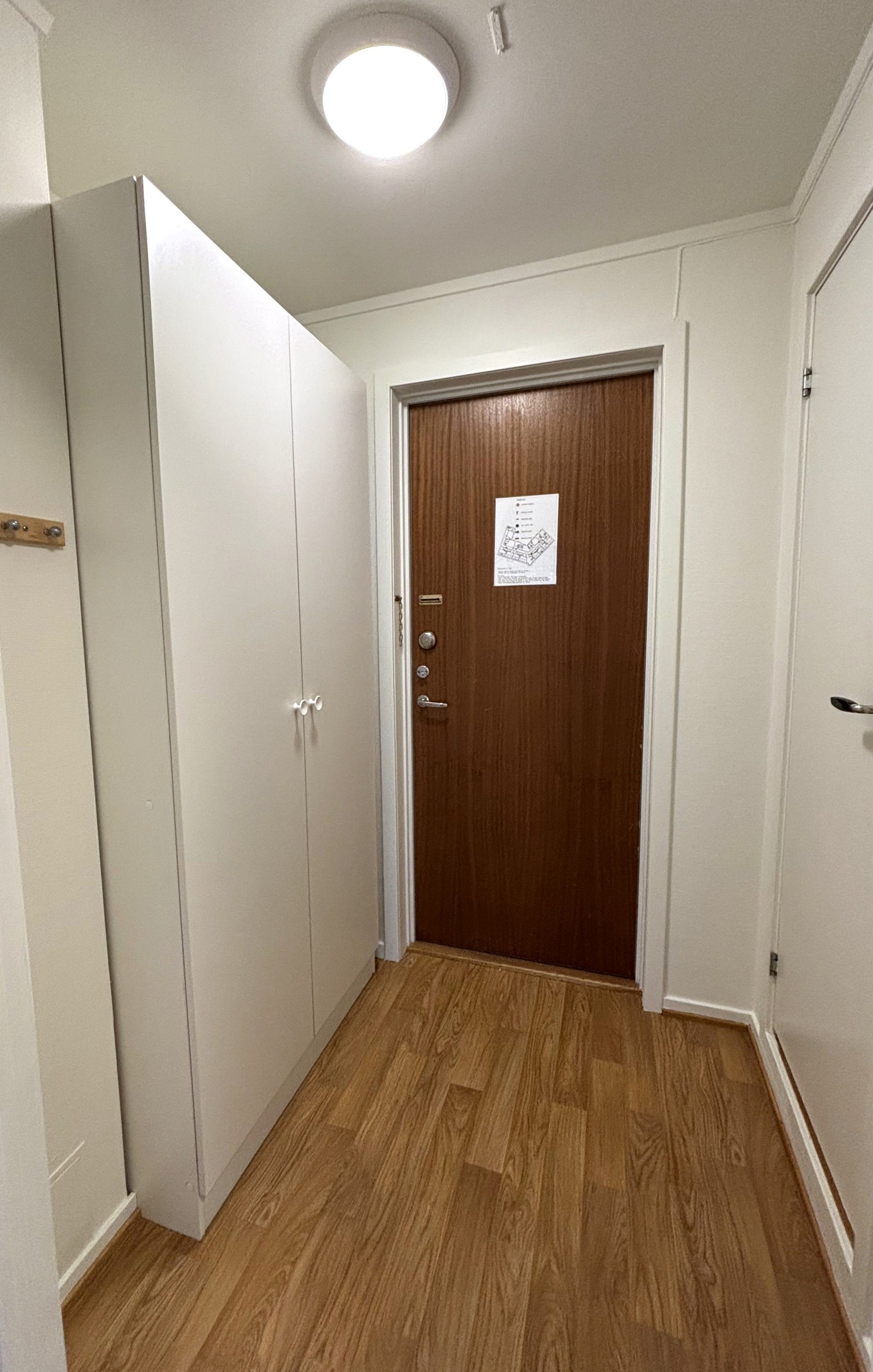 Entrè med garderobeskap