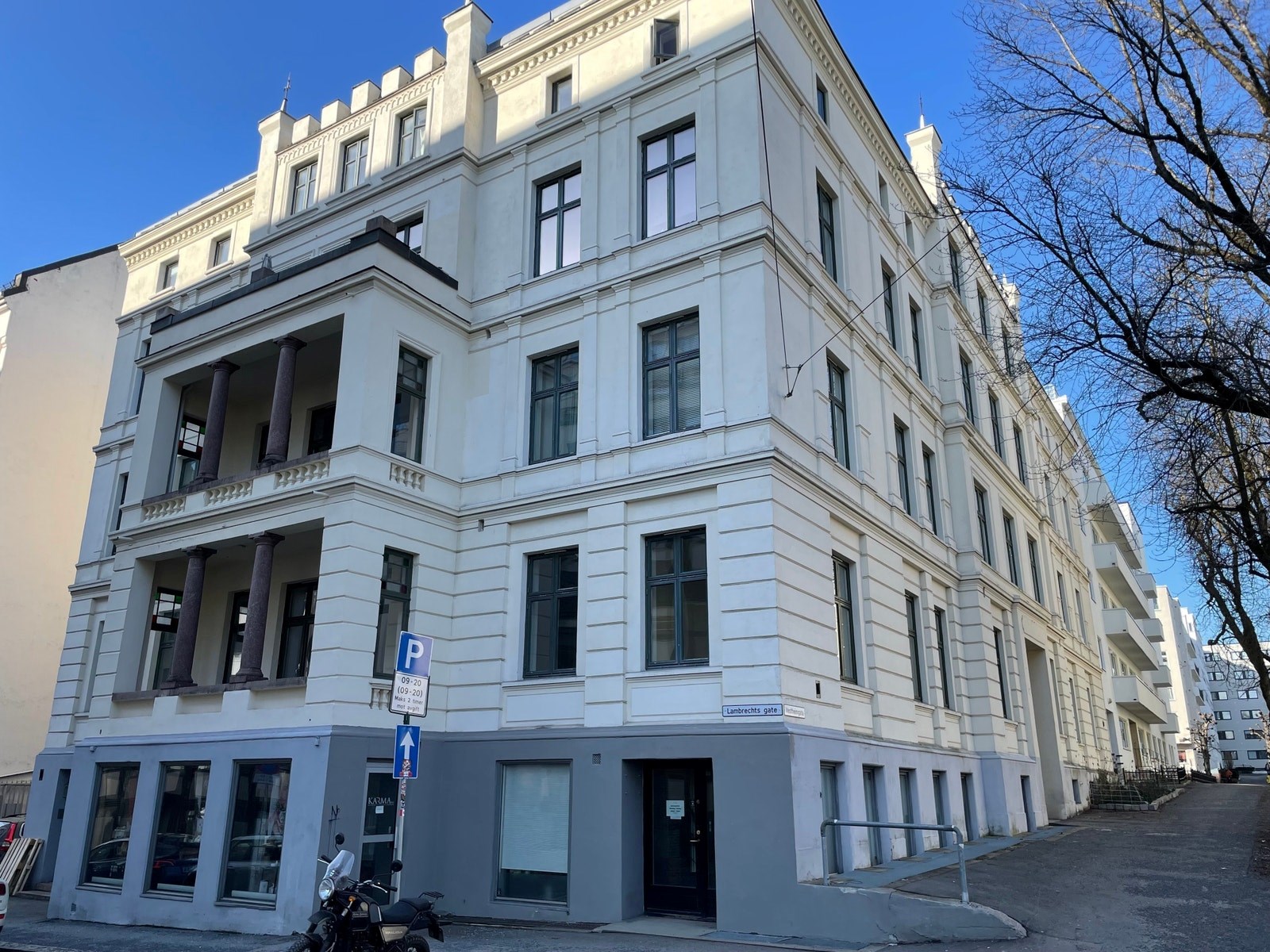 Lokalet har inngang fra gateplan og godt synlige utstillingsvinduer