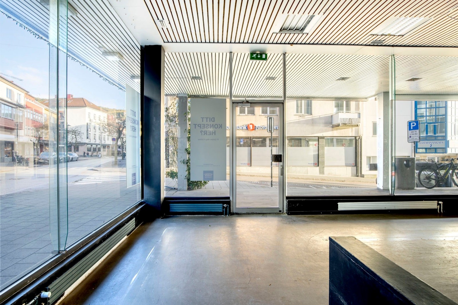 Lyst butikklokale med store vindusflater og god eksponering mot gate